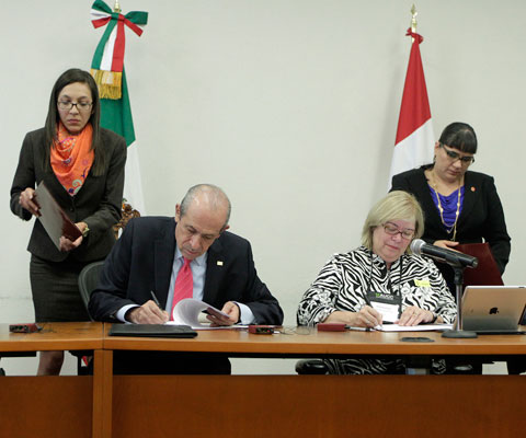 Signing ceremony between Dr. Enrique Fernández Fassnacht, executive director General, ANUIES; Christine Tausig Ford, vice-president, Universities Canada.