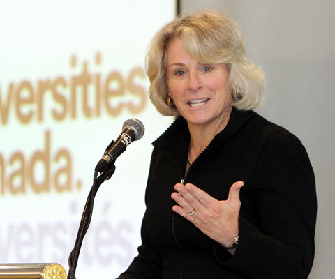 Elizabeth Cannon, rectrice, University of Calgary, présente son allocution à la réunion des membres d