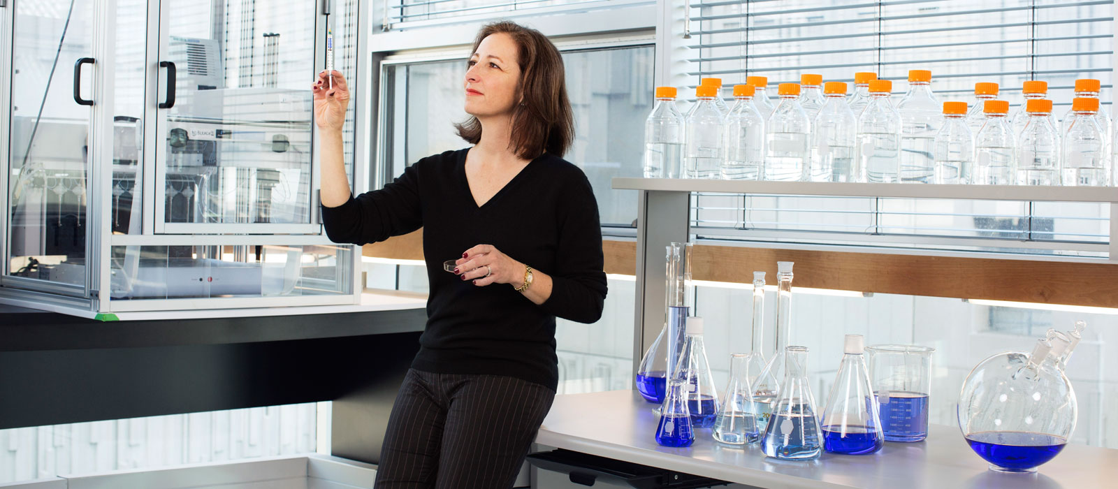 La chercheuse Molly Shoichet avec une aiguille dans un laboratoire.