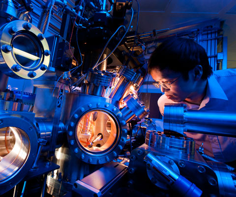 Étudiant asiatique travaille avec le synchrotron de la University of Saskatchewan.