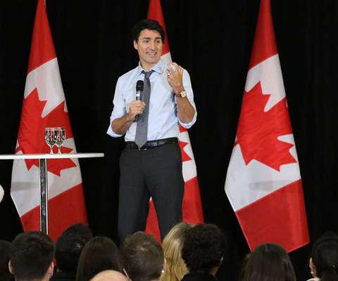 Justin Trudeau, premier ministre du Canada, avec un micro répondant aux questions des participants de Carrefour 2017.