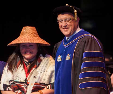 Étudiante autochtone et Ralph Nilson, recteur, Vancouver Island University lors de la cérémonie de la remise des diplômes.