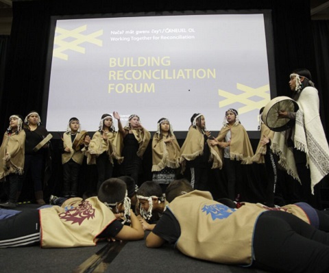 Un groupe de participants autochtones lors du Forum national sur la réconciliation.
