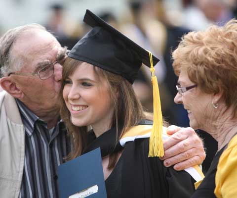 Père qui embrasse sa fille à sa graduation