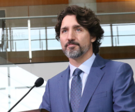 Le premier ministre Justin Trudeau se tient sur un podium sur le campus de l'Université Carleton pour prononcer un discours à l'intention de la promotion de 2020.