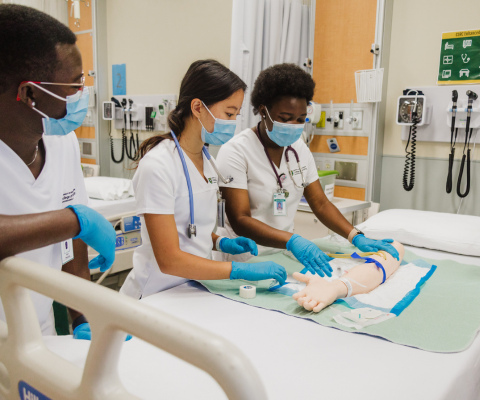 Nursing students in a practice lab / Étudiants en soins infirmiers dans un laboratoire de pratique