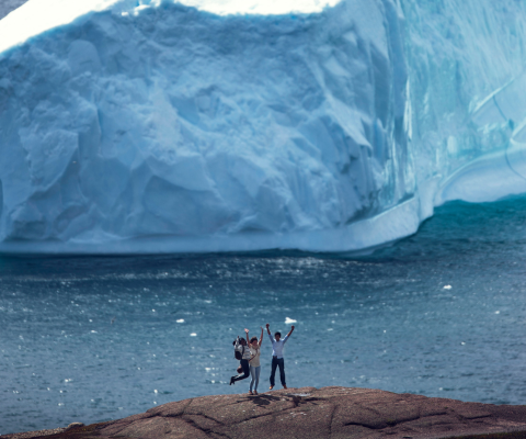 Students standing by an iceberg / Étudiants debout près d’un iceberg