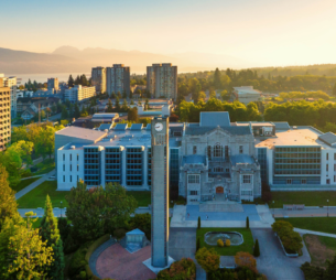 University campus at sunset / Campus universitaire au coucher du soleil