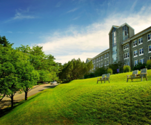 Campus field with chairs / Terrain de campus avec chaises