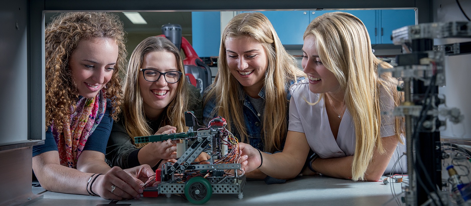 Students working in Electronic lap