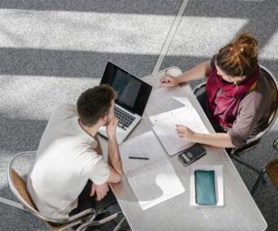 Vue aérienne d'un étudiant et une étudiante en train d'étudier à une table.