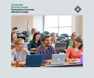 Étudiants avec leurs portatifs dans une salle de classe.