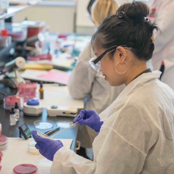 Étudiant chercheur en laboratoire.