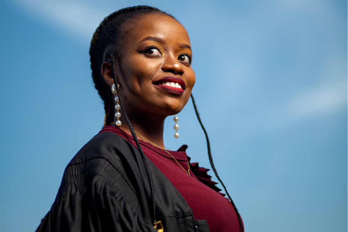 Une jeune femme souriante