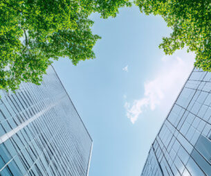 Ciel avec bâtiments en verre et arbres