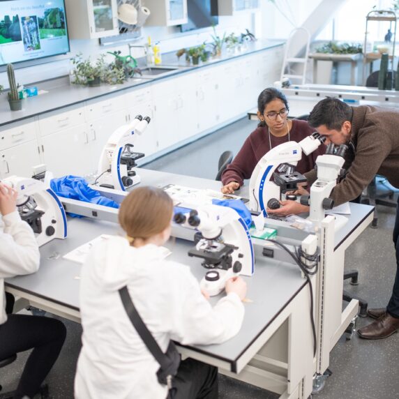 Étudiants dans un laboratoire utilisant des microscopes.