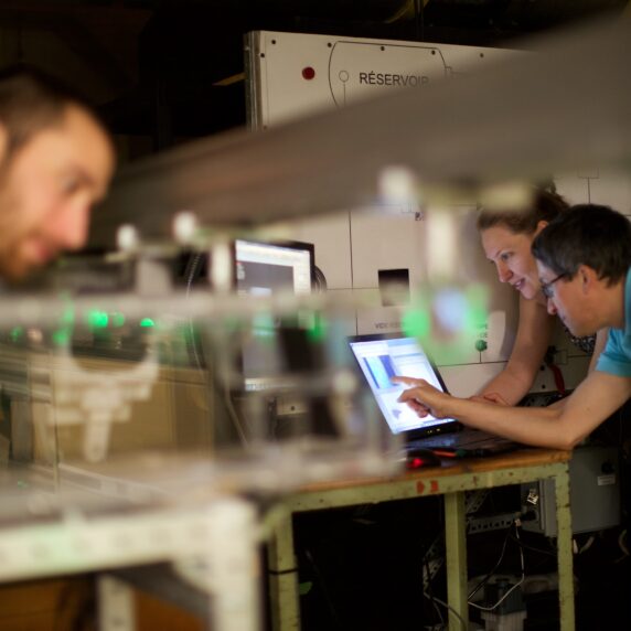 Des étudiants et des professeurs utilisant du matériel d'ingénierie à l'Université de Sherbrooke.