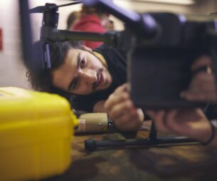 Un étudiant travaillant sur un drone à la Memorial University.