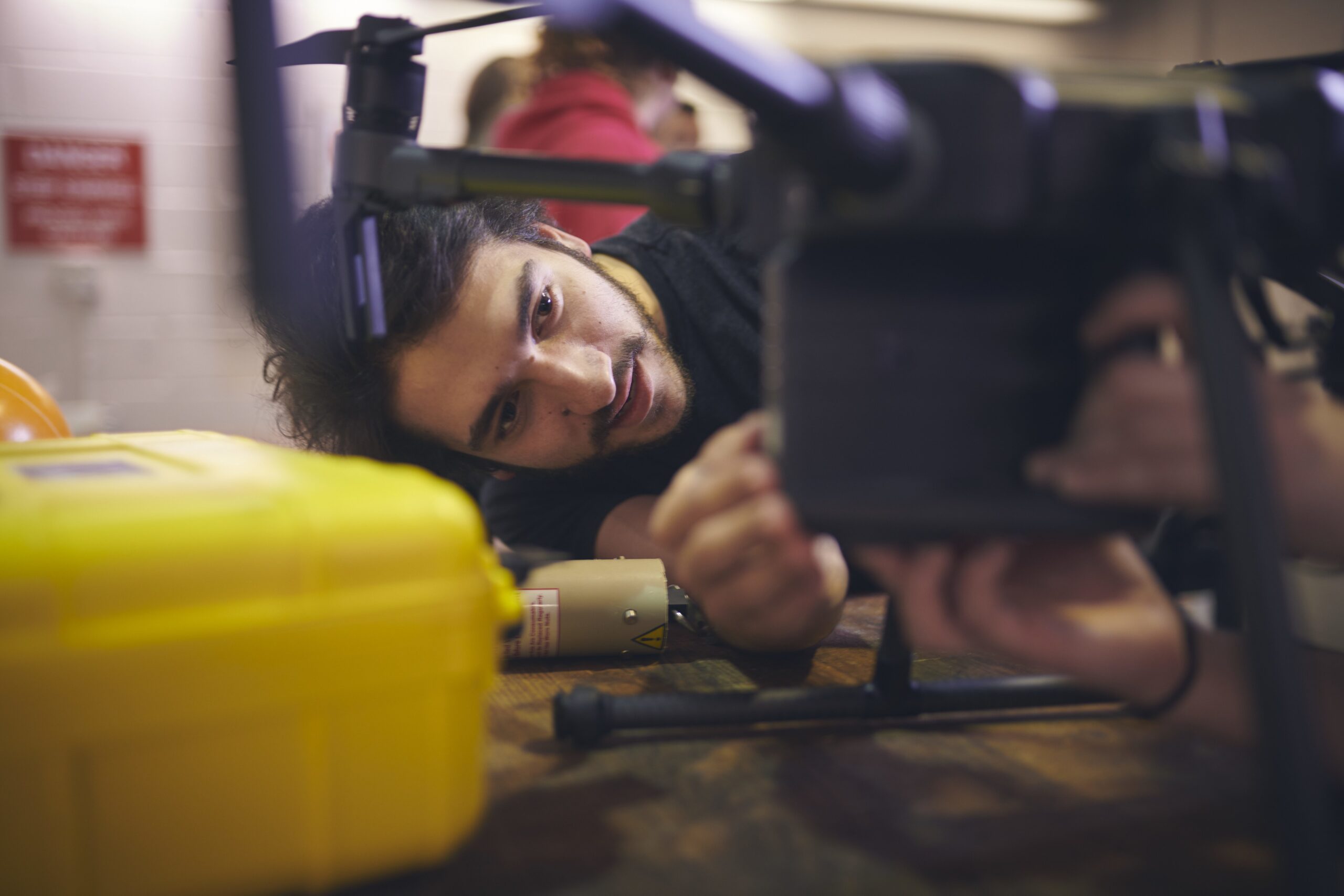 Un étudiant travaillant sur un drone à la Memorial University.