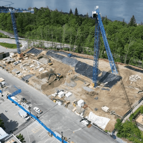 Vue aérienne de la construction d'une résidence étudiante sur le campus de la Simon Fraser University.