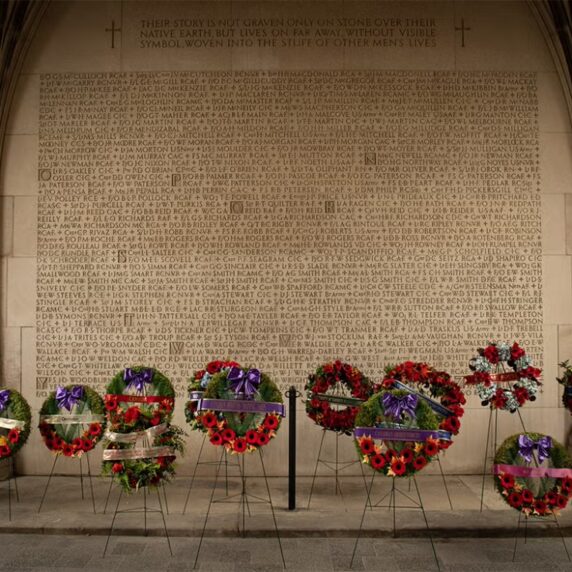 Couronnes commémoratives déposées à la Tour des soldats de l'University of Toronto lors du jour du Souvenir.