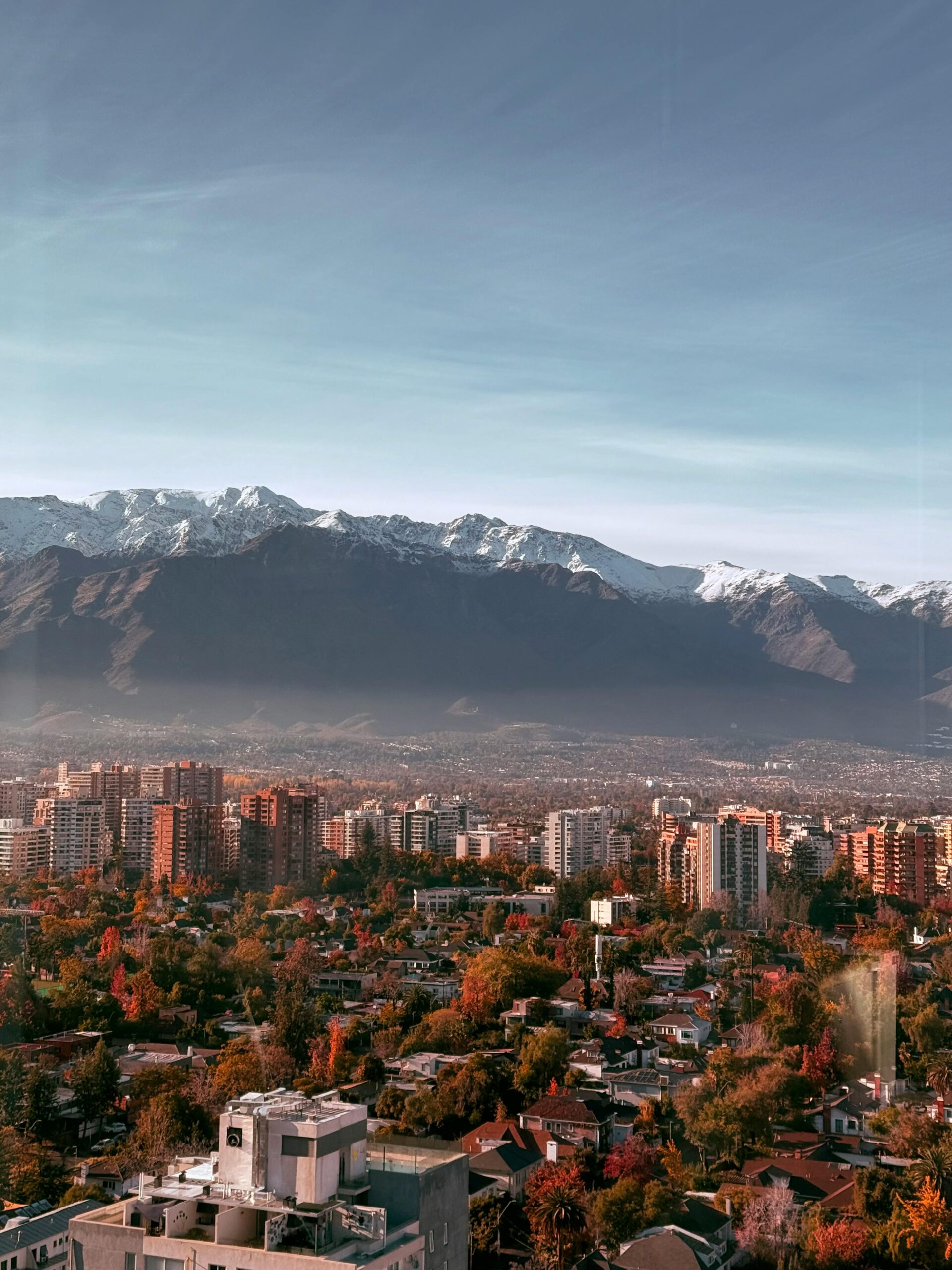 La silhouette urbaine de Santiago, au Chili, avec les Andes en arrière-plan.