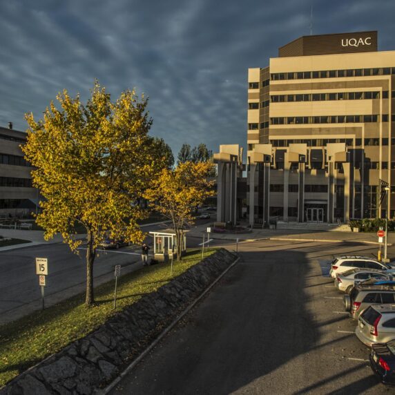 Une photo du campus de l'Université du Québec à Chicoutimi.