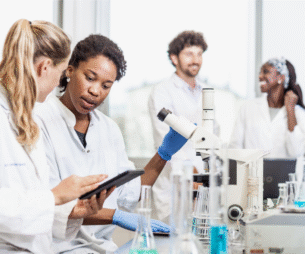 Un groupe diversifié de scientifiques collaborant dans un laboratoire de recherche.