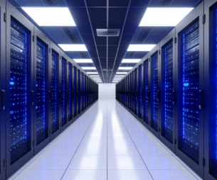 Une longue salle contenant des rangées d'équipements informatiques.