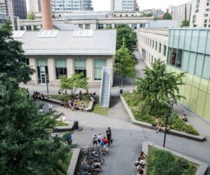 Des étudiants devant le Cœur des sciences de l’Université du Québec à Montréal.