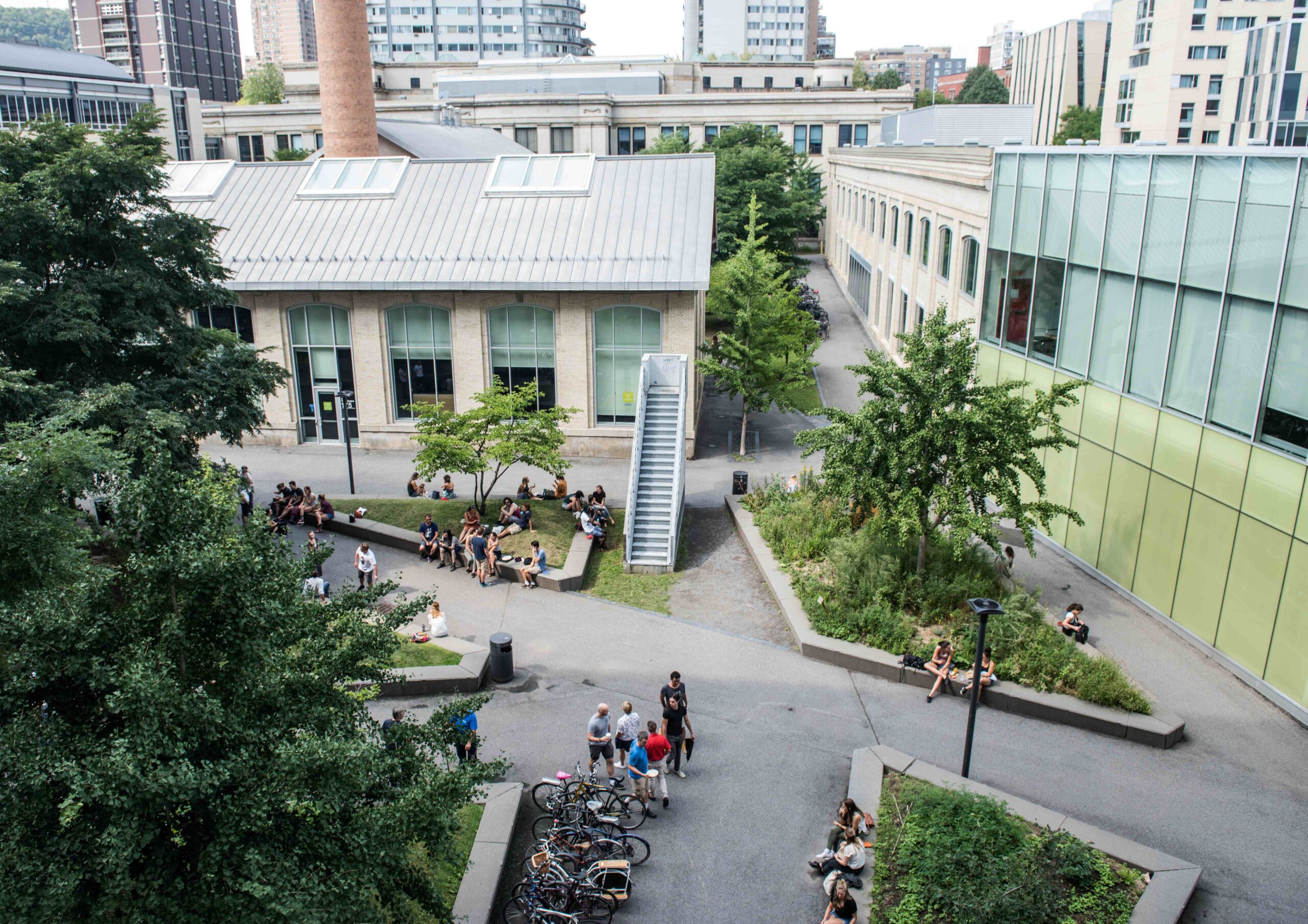 Des étudiants devant le Cœur des sciences de l’Université du Québec à Montréal.